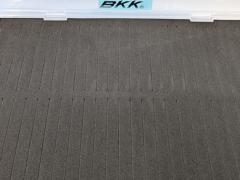 Detalhe da Espuma Ranhurada da Caixa BKK OCD Tackle Box para Fixar Anzóis | Barracuda Pesca