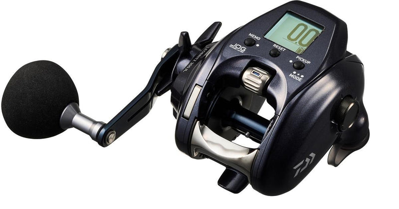 Carreto elétrico Daiwa Leobritz 300 JLE vista lateral esquerda — alavanca JOG, ecrã LCD, pega EVA redonda e bobina em alumínio para pesca de fundo profunda