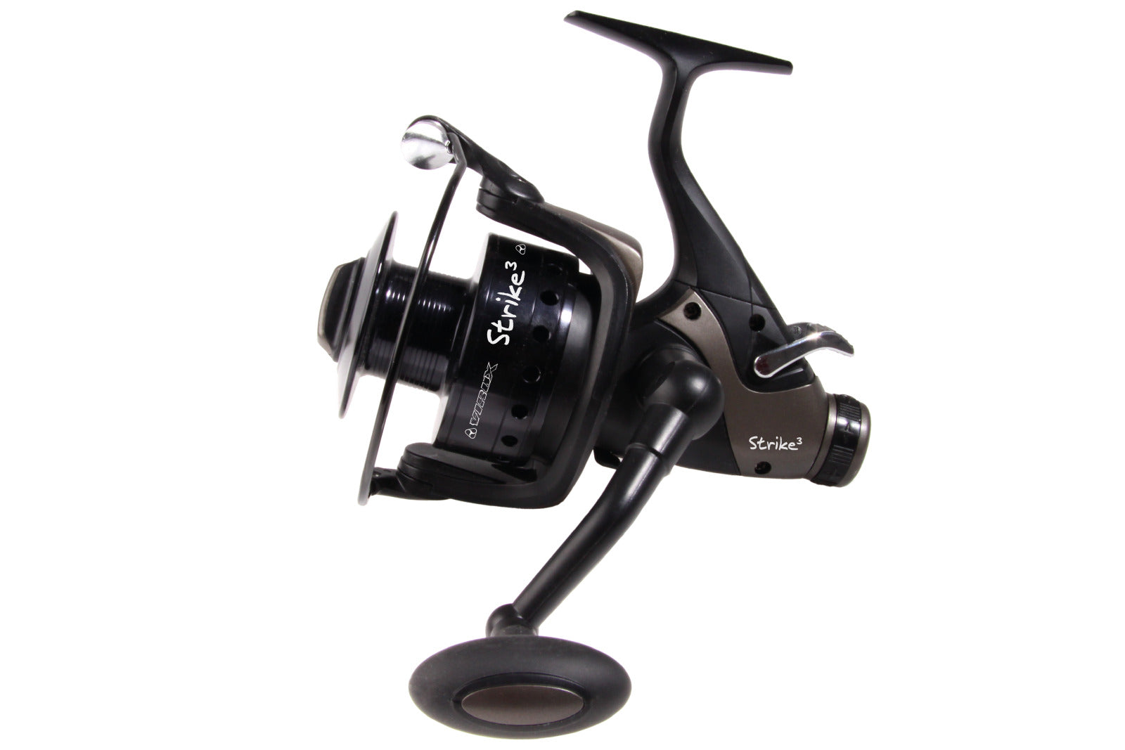 Carreto Yokozuna Strike³ 6000 grafite 3 rolamentos BRS vista completa
Yokozuna Strike³ 6000 pormenor bobina alumínio travão frontal 7kg
Carreto Yokozuna Strike³ sistema BRS bail roller carpfishing surfcasting
Yokozuna Strike³ 6000 manivela ergonómica relação 5.5:1
