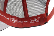 Boné Hart Fury - detalhe interior da banda vermelha com inscrição We The Heart e logos HART brancos repetidos, e rede preta interior