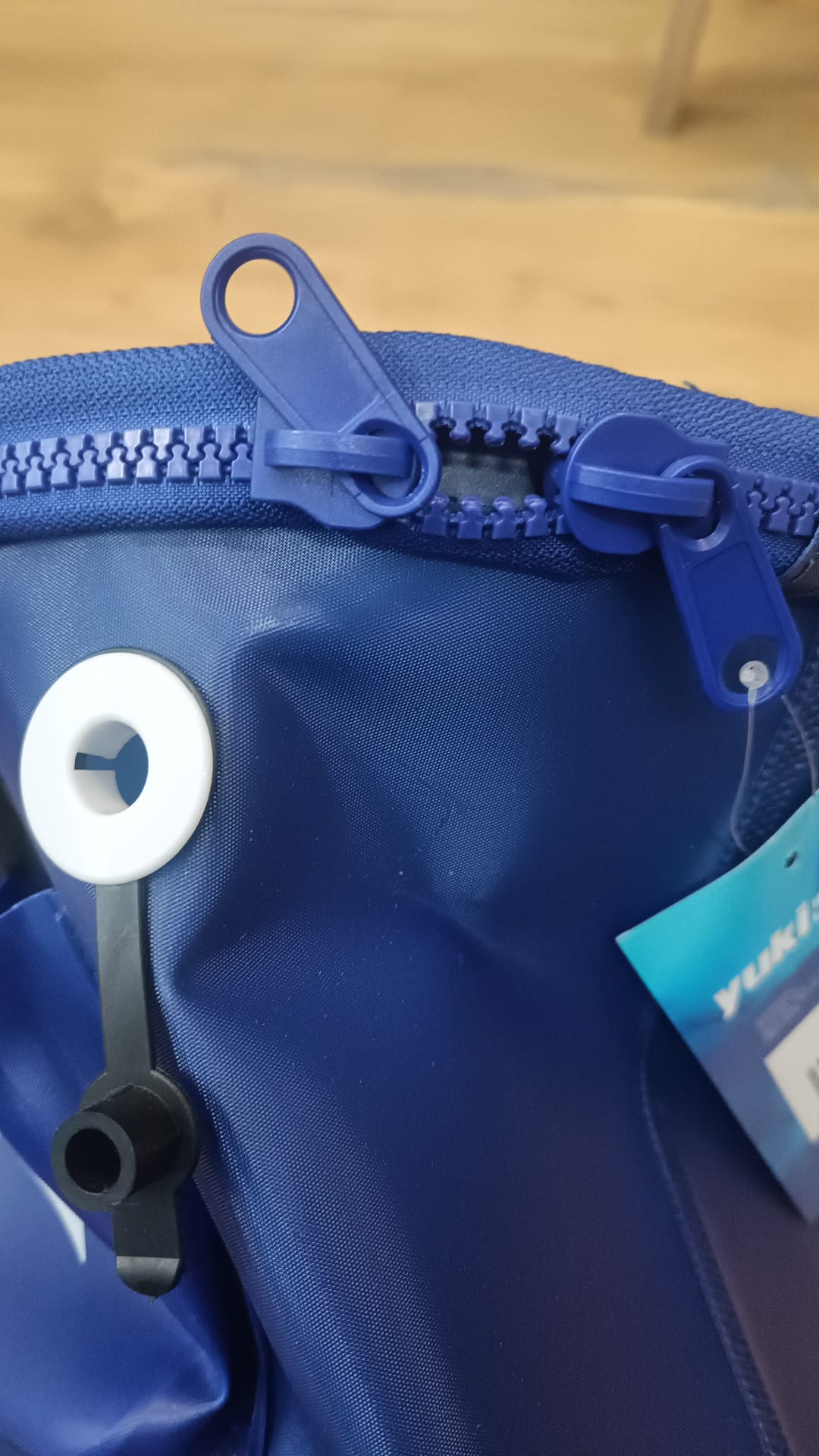 Yuki EVA Bucket 50L - Detalhe do zíper azul de alta qualidade com cursores duplos