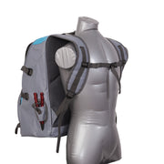 Mochila Vercelli Furgone 45L - vista lateral em manequim com bolso lateral e alças de ombro ajustaveis