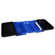Bandeja para iscas Yuki aberta mostrando 4 compartimentos azuis, suporte para agulha tubular, ranhura para tesoura, tampa deslizante preta, ideal para preparação de iscas em surfcasting