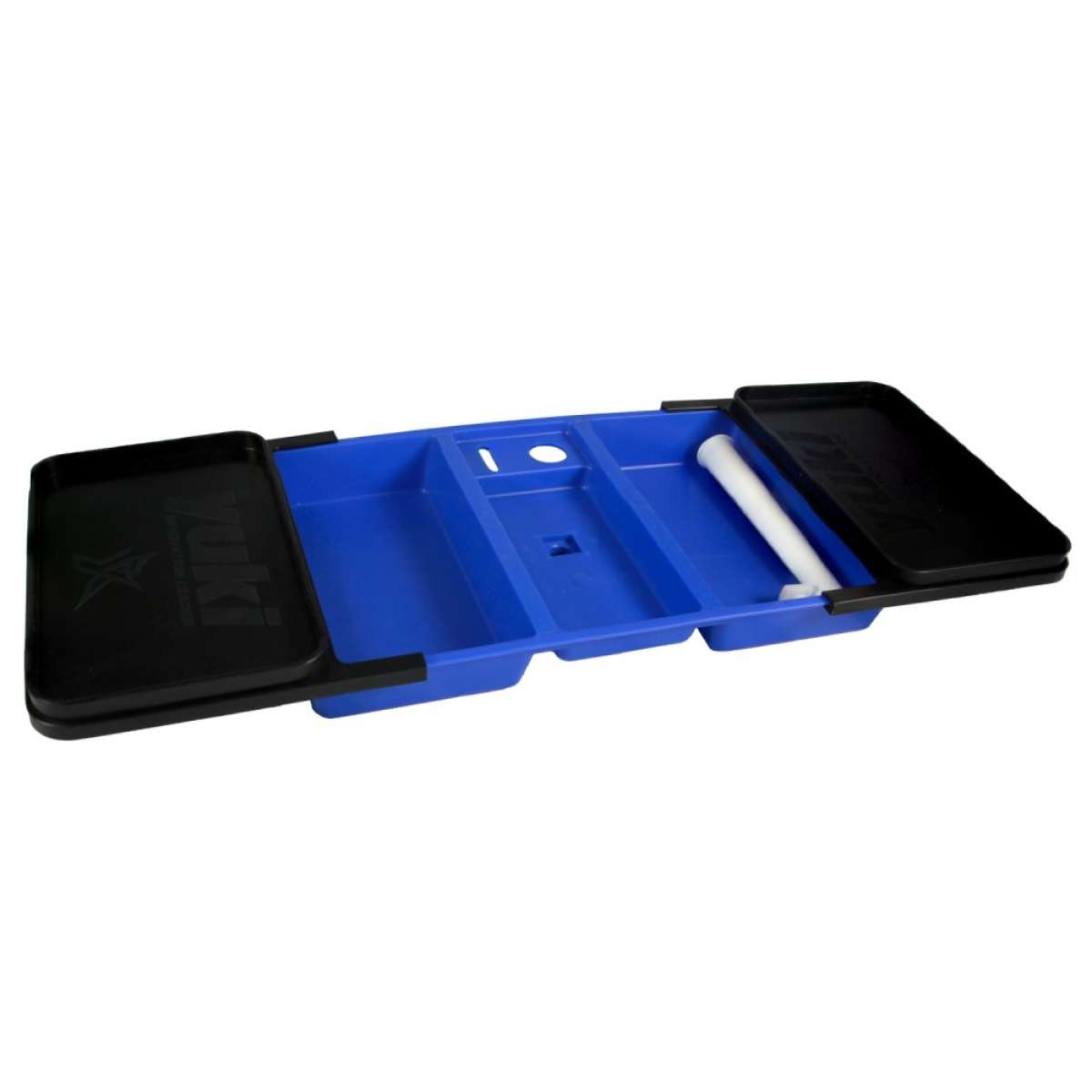 Bandeja para iscas Yuki aberta mostrando 4 compartimentos azuis, suporte para agulha tubular, ranhura para tesoura, tampa deslizante preta, ideal para preparação de iscas em surfcasting
