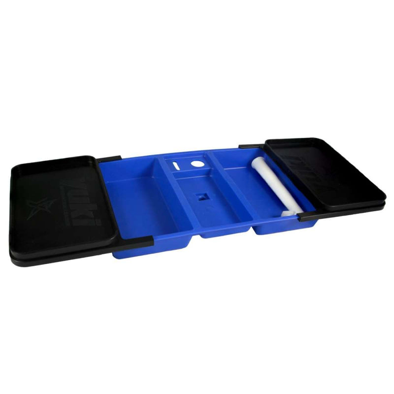 Bandeja para iscas Yuki aberta mostrando 4 compartimentos azuis, suporte para agulha tubular, ranhura para tesoura, tampa deslizante preta, ideal para preparação de iscas em surfcasting