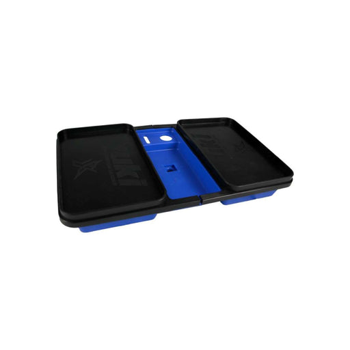 Bandeja para iscas Yuki dobrável fechada com tampa deslizante preta, corpo azul com compartimentos, parafuso de fixação 100% plástico anti-corrosão, design compacto para surfcasting