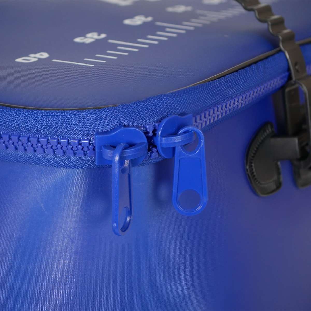 Detalhe do fecho de zíper azul de alta qualidade do contentor EVA Yuki com cursores duplos, régua impressa na lateral, material EVA resistente
