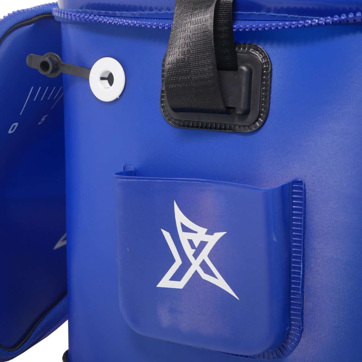 Detalhe do contentor EVA Yuki mostrando bolso lateral transparente com logo Yuki branco, válvula de drenagem, fecho de zíper azul de alta qualidade, material EVA impermeável azul
