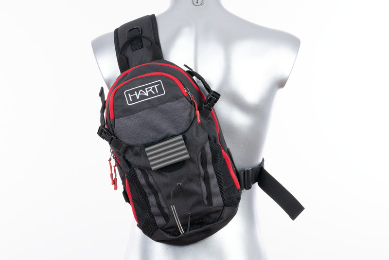 Bolsa Hart Airy Tech 10L - vista frontal em manequim com alca de ombro cruzada, logo HART branco e fecho vermelho superior