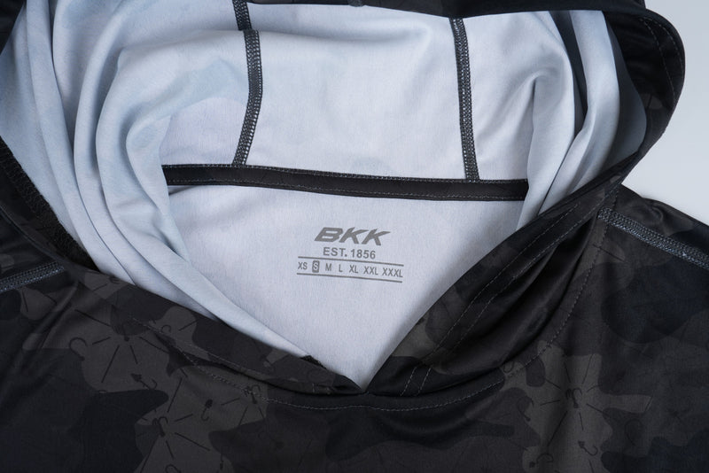 Etiqueta Interior da Camisola BKK Hooded Performance Shirt Camo – Tamanho M | Barracuda Pesca