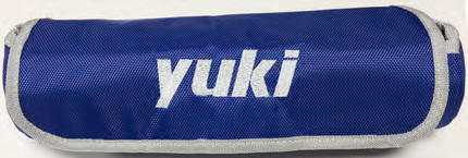 Estojo porta-baixos Yuki azul com logo branco, design cilíndrico compacto 31x8cm com fecho velcro para armazenar até 15 baixos de pesca

