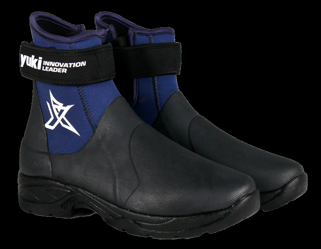 Yuki World Championship Boots azul e preto com sola anti-derrapante de poliuretano, fecho de velcro e logótipo Yuki Innovation Leader
