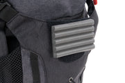 Bolsa Hart Airy Tech 10L - detalhe bolso superior aberto com fecho vermelho e interior forrado a preto