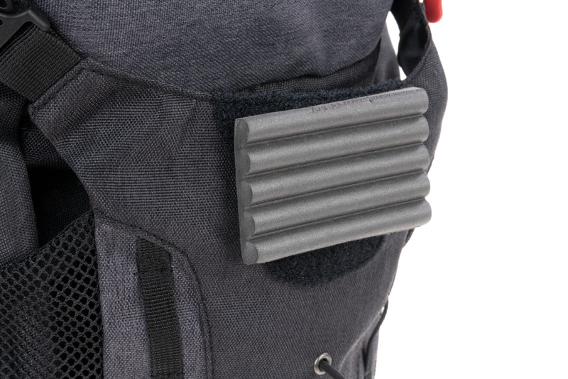 Bolsa Hart Airy Tech 10L - detalhe bolso superior aberto com fecho vermelho e interior forrado a preto
