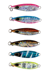 Jig Hart MODELO 60g - foto oficial cor azul/branco sardinha com assist duplo frontal vermelho/branco com penas brancas e assist simples traseiro inox