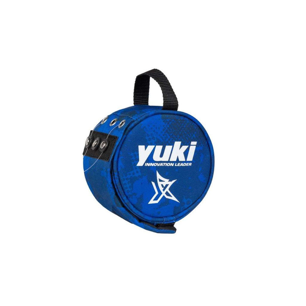 Bolsa para shock leaders Yuki azul cilíndrica com alça superior em nylon, logo branco Innovation Leader, fecho elástico com botões de pressão, design compacto 13x8cm, 2 compartimentos
