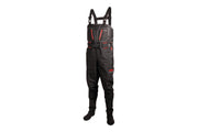 Vadeador Hart 25S Spinning - vista frontal preto com peitilho, bolsos YKK vermelhos, logo HART 25S Spinning vermelho, suspensórios cinza e meias neoprene preto